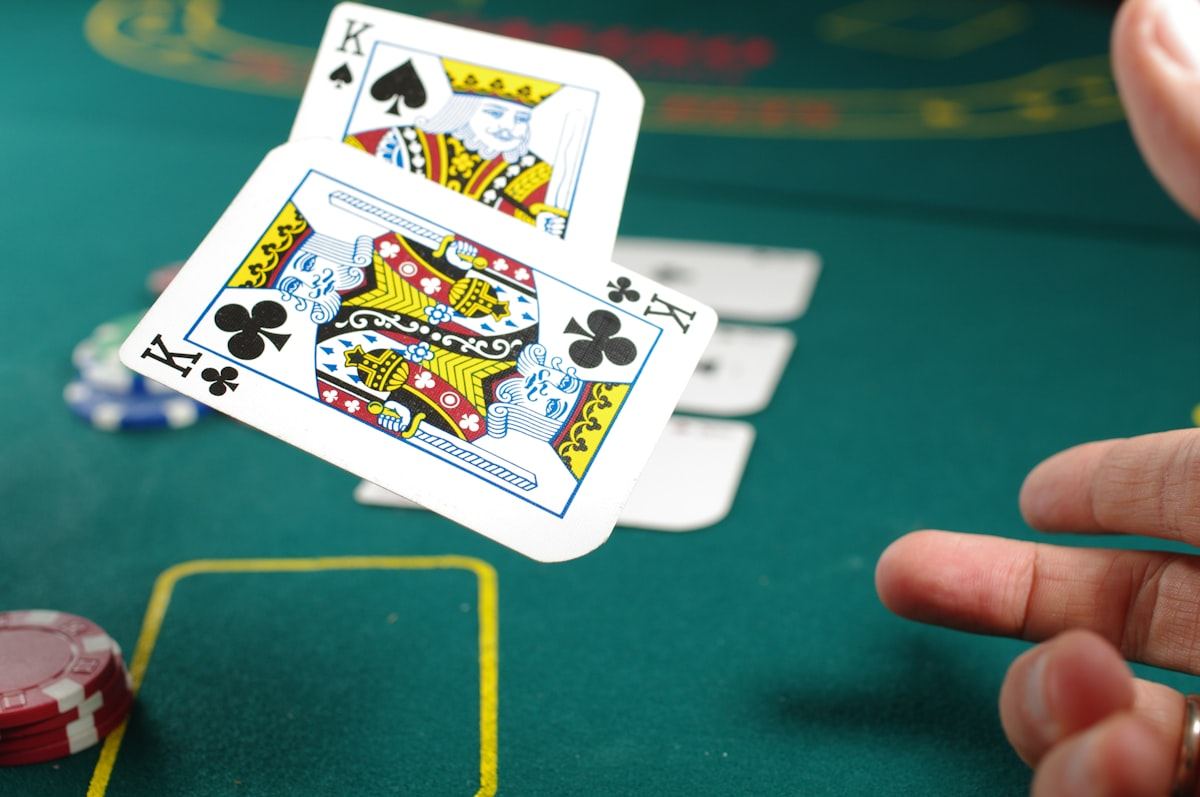 Kartu poker di atas meja hijau dengan tangan pemain